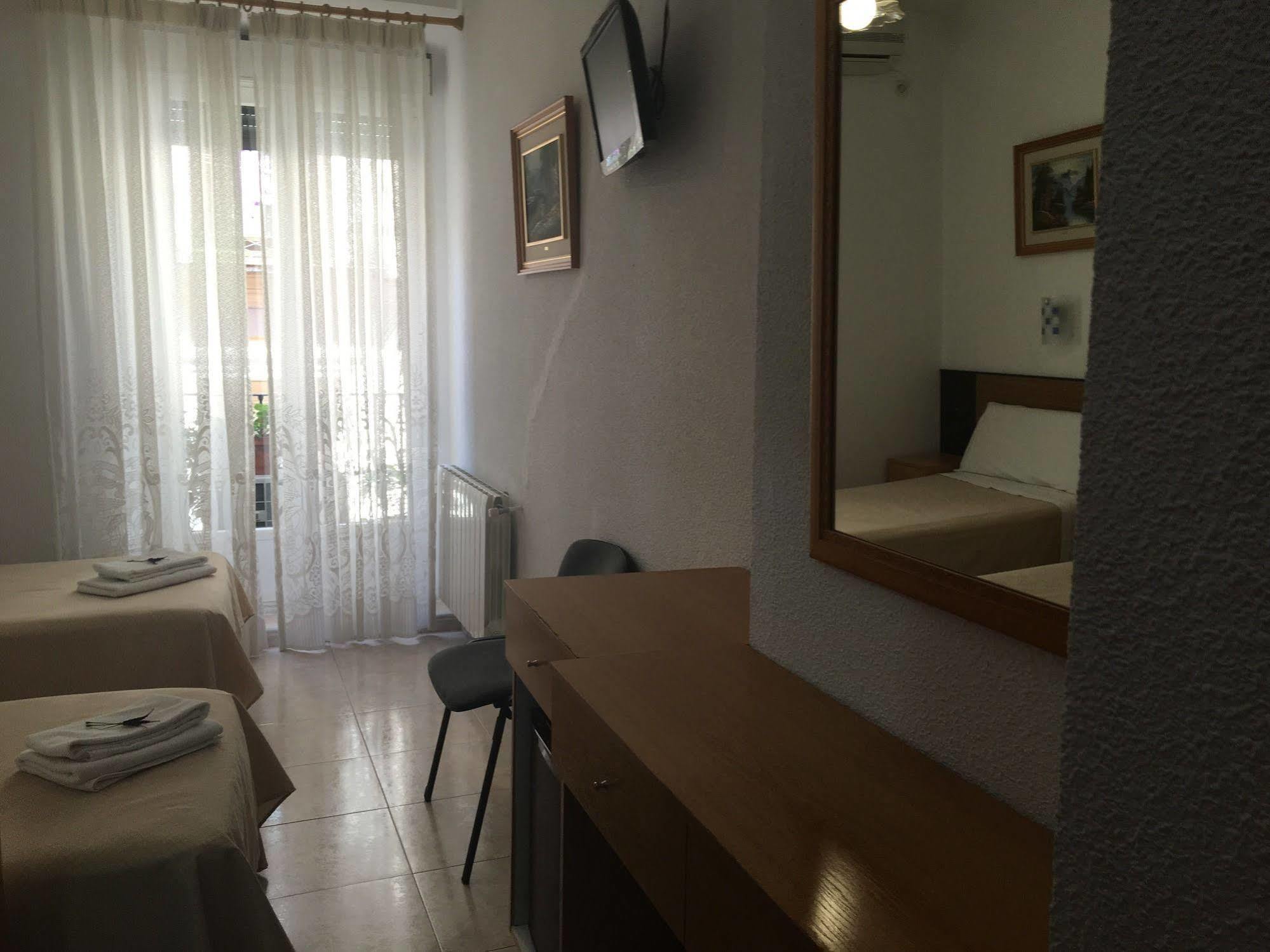 Hostal R. Lido Madrid Luaran gambar