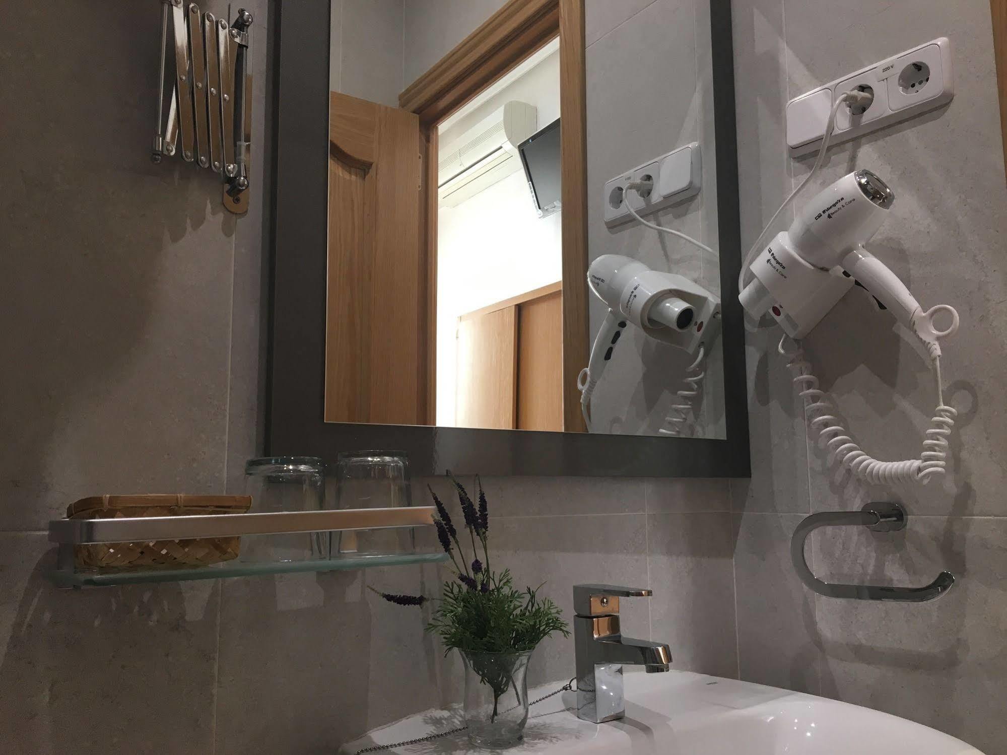 Hostal R. Lido Madrid Luaran gambar